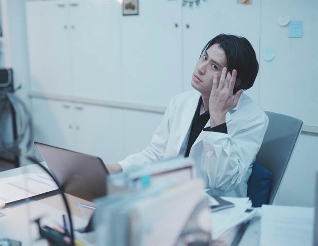 李玉璽劇中因科研缺乏經費，只能向爸爸開口申請金援。（《火星上的維納斯》提供）