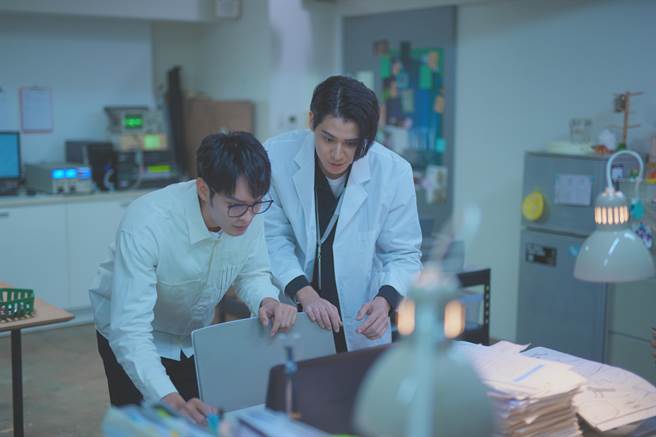 李玉璽、曹佑寧劇中是實驗室夥伴。（《火星上的維納斯》提供）