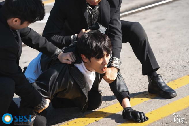 李准跳跃时伤到膝盖，会感到疼痛，幸而现已痊癒。（图／翻摄《7人的逃脱》官网）