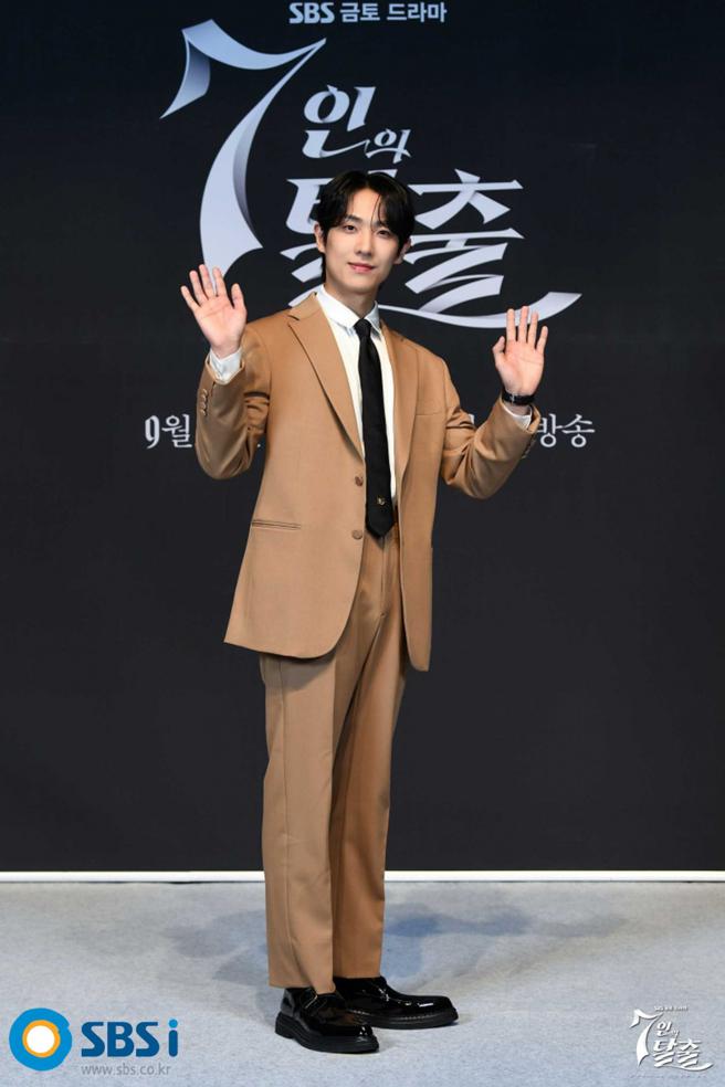 李准家境不好，入行后依然节俭，是韩国演艺圈中有名的铁公鸡。（图／翻摄《7人的逃脱》官网）