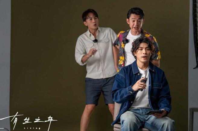 《有生之年》老么林哲熹(右一)最常被哥哥吴慷仁、郑元畅闹。（图／TVBS提供）