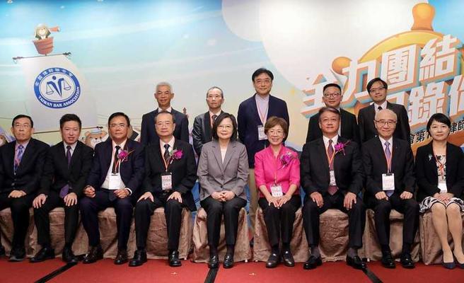 司法院长许宗力在律师节庆祝大会中，批评律师在国民法官的表现是一盘散沙，引发轩然大波。（图／总统府官网）