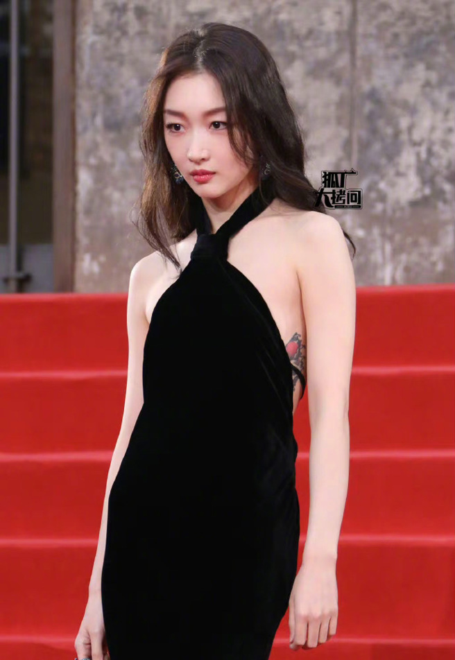 周冬雨出席平遥国际电影展，罕见露出胸下刺青。（图／翻摄自微博） 