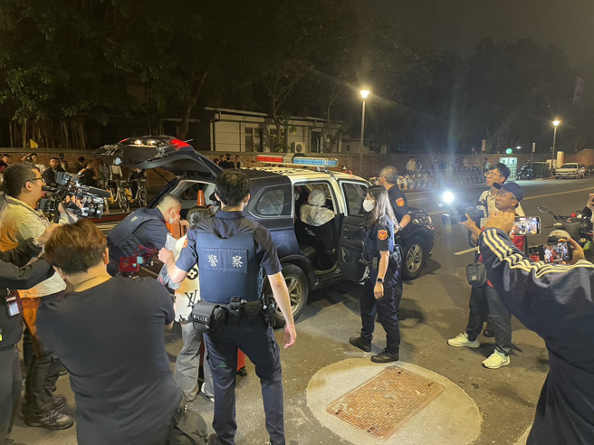 老司机心碎！近百警力突击万华「色情大楼」，50余名卖淫女、嫖客遭逮。(民眾提供)