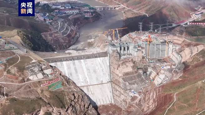 黄河流域在建最高最大水电站青海水电站进水塔封顶。（大陆央视）