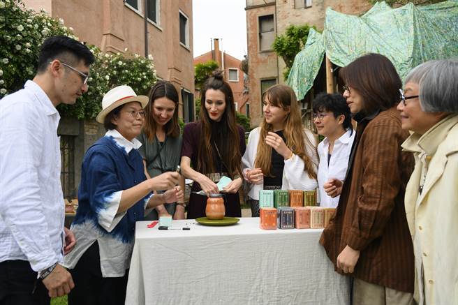 循环茶事在威尼斯建筑双年展奉茶，吸引许多外国友人认识台湾茶文化。（方新樵提供／李怡芸台北传真）