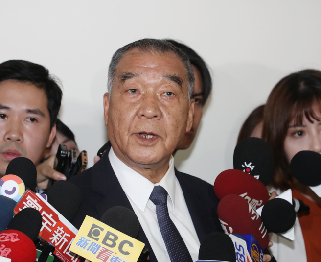 國防部長邱國正（圖）12日赴立法院外交及國防委員會，報告業務概況，並於會前受訪。（劉宗龍攝）