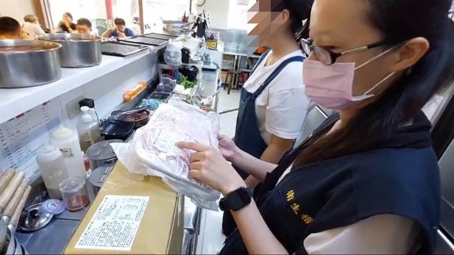 新北市卫生局持续稽查美猪「洗产地」，10月8日至11日共查核31家，查获1家业者违规，猪肉原产地应为加拿大及丹麦，却标示为台湾，涉产地标示不实。（新北市卫生局提供）