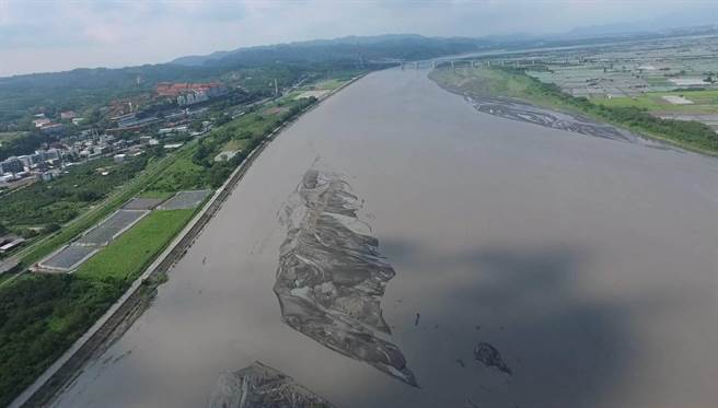高屏溪流域疏浚地下水补注区空拍图。（高雄市政府水利局提供／林雅惠传真）