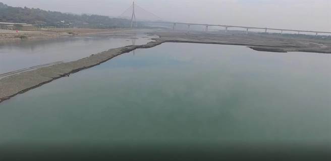 高屏溪流域疏浚地下水补注区。（高雄市政府水利局提供／林雅惠传真）