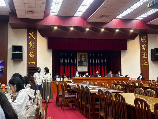 12日財政委員會由審計部、主計處、衛福部等單位列席針對「雞蛋、美豬連爆洗產地，政府食安五環政策及預算之執行成效」專案報告。（陳薏云攝）