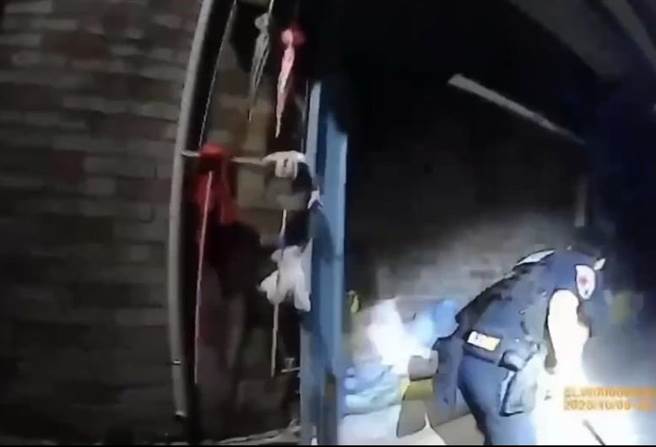 保安大隊特勤中隊警組狂跑百米逮到通緝犯。（翻攝照片／洪靖宜高雄傳真）