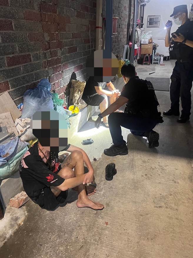 保安大隊特勤中隊警組狂跑百米逮到通緝犯。（翻攝照片／洪靖宜高雄傳真）