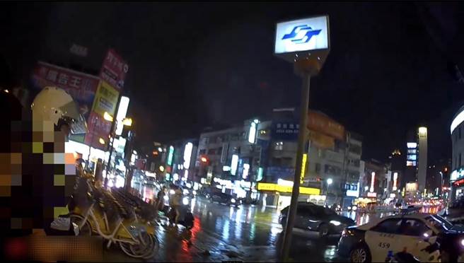 罗女在捷运站口等候友人接送，警方上前盘查发现是失联移工带回派出所侦办。（翻摄画面）