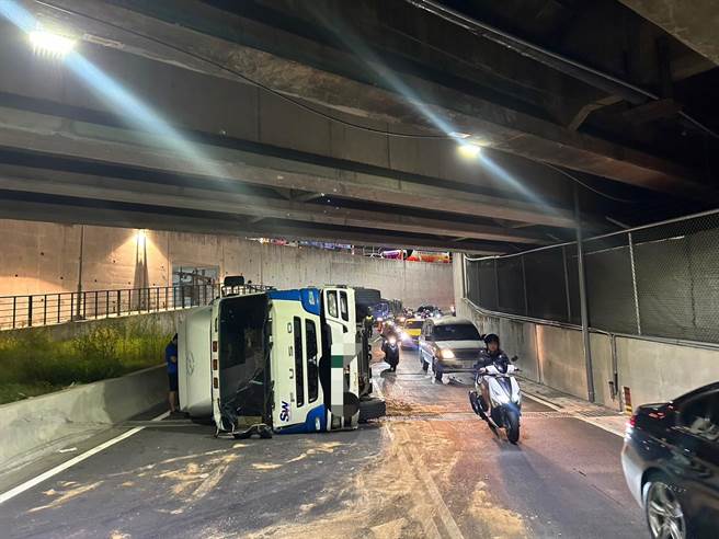 貨櫃車駕駛緊急煞車導致車輛翻覆。（警方提供）