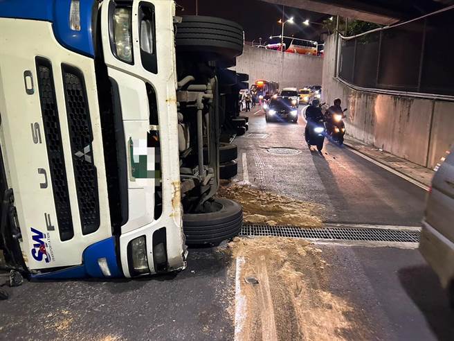 貨櫃車駕駛緊急煞車導致車輛翻覆。（警方提供）