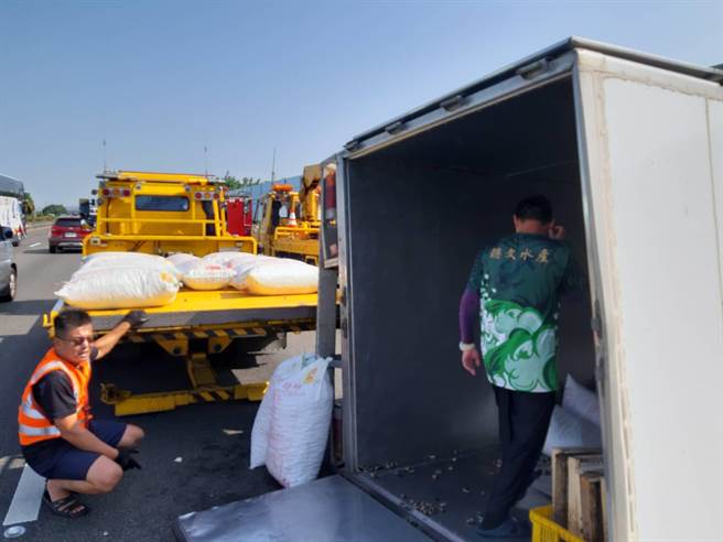中山高速公路北向彰化路段12日上午發生貨車翻覆事故，貨車載運的蛤蜊因貨袋破損而散落出來。（民眾提供／孫英哲彰化傳真）