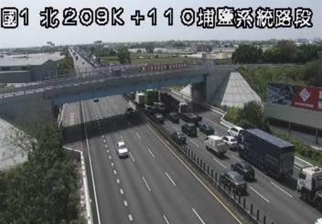 中山高速公路南下埔鹽路段12日因施工造成車流堵塞。（翻攝國道1968／孫英哲彰化傳真）