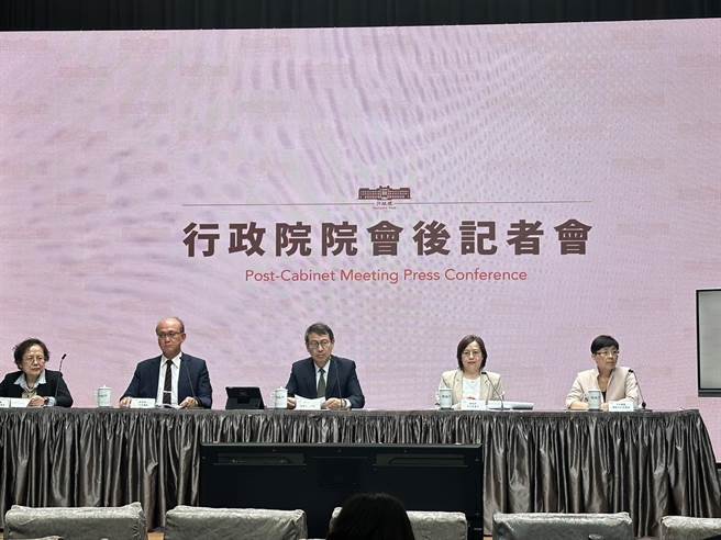 行政院2020年初编列8393亿元的「防治及纾困振兴特别预算」，并于今年6月底执行完毕，决算报告今日通过行政院会。（黄婉婷摄）