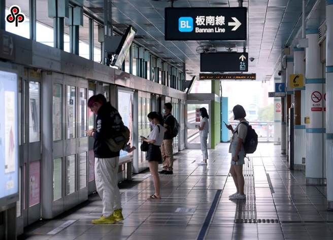 北捷昨日接连发生2起故障，晚间6时56分，文湖线中山国中站至辛亥站轨道出现断电情形。7时24分，板南线台北车站往南港展览馆方向，一部列车第四节车厢冷媒泄漏。（本报资料照片）