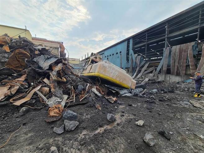 海光企业公司（2038）林姓原料组长放任越南籍黄姓移工自行操作挖土机，搬运高温的废炉渣时不慎遇水爆炸，黄男当场被炸身亡，爆炸产生的碎块更引燃邻近物流公司的仓库引发大火，高雄地检署侦结后依过失致死罪起诉林男。（本报资料照）