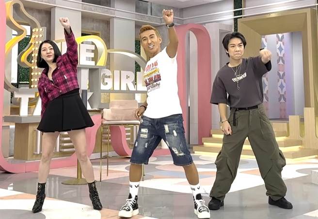 小S（左起）、潘若迪、派翠克一起尬舞。（艾迪升传播提供）