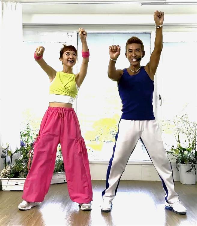 Lulu（左）跳潘若迪的机车舞，律动感备受称讚。（艾迪升传播提供）