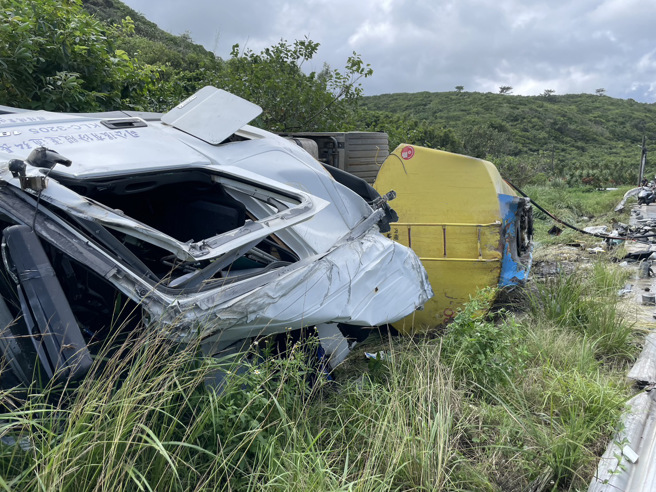 台2线化学槽车翻覆！「次氯酸钠」外泄，驾驶卡车内命危。(戴志扬翻摄)