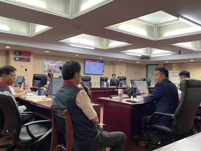 民眾党台北市议员张志豪今在警政卫生委员会询问台北市和平高中遭恐吓案侦办进度。（蔡佩珈摄）