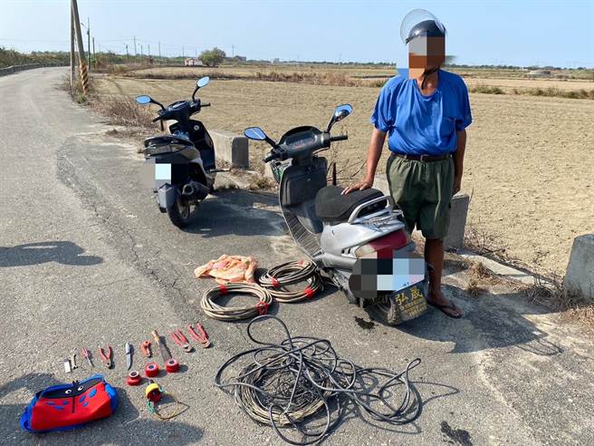 有渔民11日下午巡视鱼塭时发现有人正在盗剪电缆线，辖区员警获报后赶抵现场，当场人赃俱获逮捕60岁杜男。（读者提供／张毓翎台南传真）