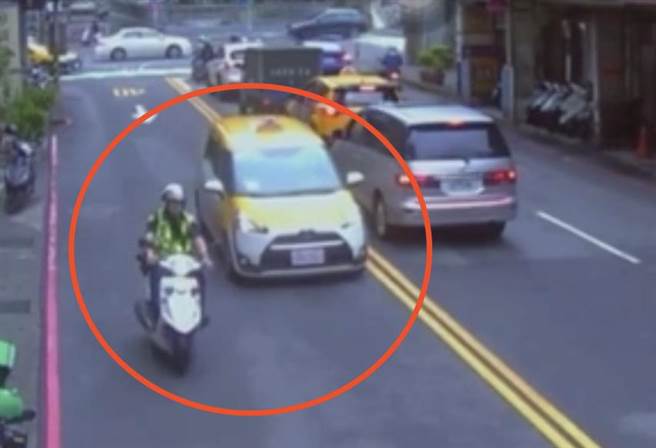 吳姓警員開道引導計程車趕赴醫院。（警方提供）