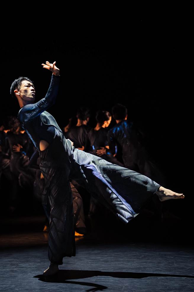 雲門舞集藝術總監鄭宗龍新作《波》本周登場。（李佳曄攝，雲門舞集提供／李欣恬台北傳真）