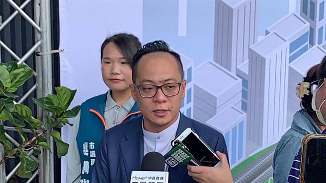 基隆市專屬的288月票將於本月16日正式上路，議長童子瑋表示，市內288元月票對每日在基隆市內短距通勤有往返醫院復健、市場採買需求的長輩與弱勢者有莫大的幫助，也對已踏入超高齡社會的基隆有重大的指標意義。（徐佑昇攝）