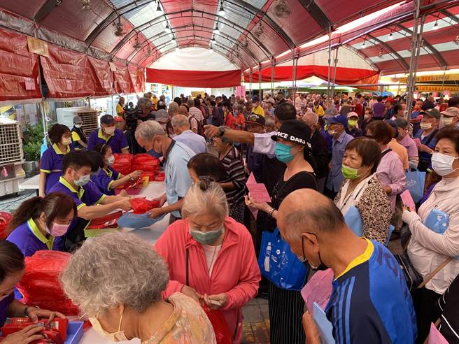 台中市东区乐成宫针对邻近8个里的70岁以上长辈，发放敬老年金，今年符合资格者达5079人，较去年领取礼金人数增约400多人。（张妍溱摄）