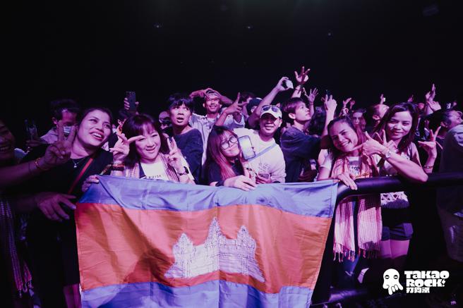 柬埔寨嘻哈巨星VannDa首度到台湾演出登上打狗祭大库舞台，多位柬埔寨乡亲揪团带国旗（图片来源：高雄市文化局提供）
