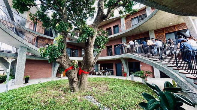 第十二届高雄厝绿建筑评审团大奖由商办建筑组的芒果树办公室新建工程抱得（图片来源：高雄市工务局提供）

