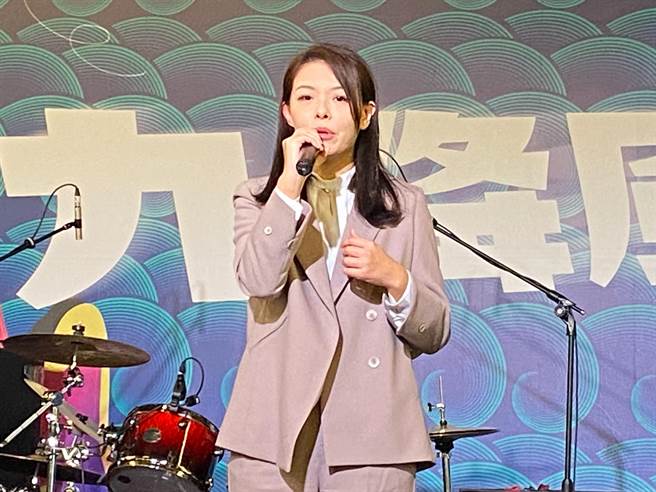 高虹安今天上午表示，原創音樂樂團「海岸乾杯」的歌曲《水中的花蕊》非常的療癒，她也調侃自己說，最近事情滿多的，但眼淚不能流下來。（陳育賢攝）