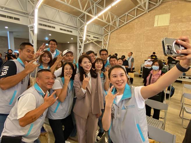 高虹安（中）在出庭後今天首次露面，但她不受官司影響，開心與里長們自拍合影。（陳育賢攝）