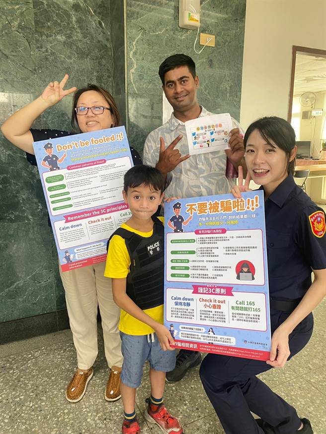 婦幼隊員警以多國語言文宣宣導人身安全。（翻攝照片／林郁平台北傳真）