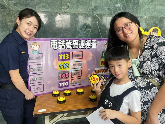 員警以趣味遊戲宣導反詐騙求助專線165。（翻攝照片／林郁平台北傳真）