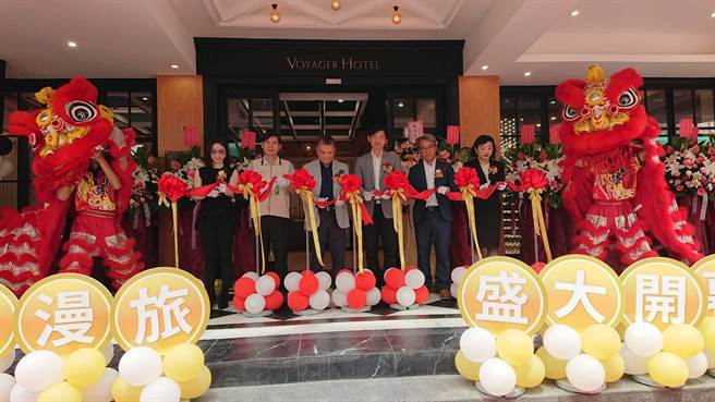 台南市副市长叶泽山（左四）12日参加中西区正兴街内的南兜慢旅开幕剪彩。（程炳璋摄）