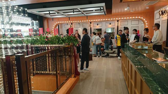从佳佳西市场改建的南兜慢旅12日开幕，内部装潢走法国青奢华的復古风格。（程炳璋摄）