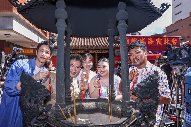劉以豪（左起）、蘇達、小薰、渡邊直美、撒基努求平安符。（羅永銘攝）