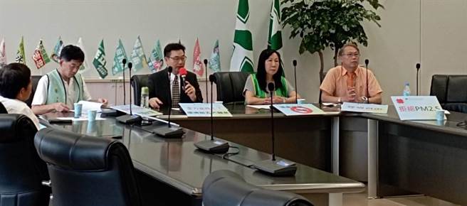 「2023第六屆空汙論壇」14日將在在烏日高鐵站集思會議中心登場，台中市醫界聯盟理事長陳芳英（右2）籲降低汽機車空汙排放。（台中市醫界聯盟提供／馮惠宜台中傳真）