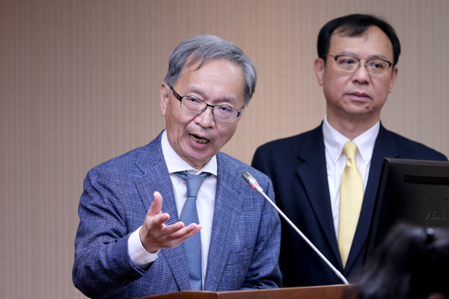 美豬爆發「洗產地」爭議，遭在野黨猛批。衛福部長薛瑞元（左）12日在立法院表示，政府嚴格把關進口美豬，從實地查廠、邊境把關、後市場稽查，台灣至今未檢出萊豬，標示不實不代表安全有問題。（黃世麒攝）