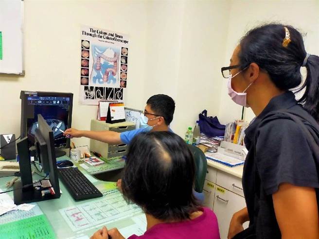 部苗主任鄭智元呼籲不論女性或男性觸摸乳房有異常，應儘快至乳房外科就醫檢查。（部苗醫院提供／李京昇苗栗傳真）