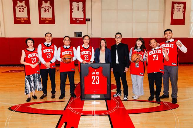长荣航空宣布自2023年下半年开始到2026年，连续3年与休士顿火箭队成为官方合作伙伴，为长荣航空首度与NBA球队正式合作。（长荣航空提供／陈佑诚台北传真）