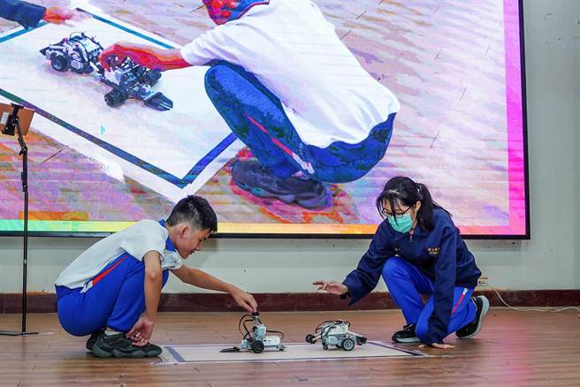 横山国中机器人社团在会场进行机器人分组对抗比赛。（罗浚滨摄）