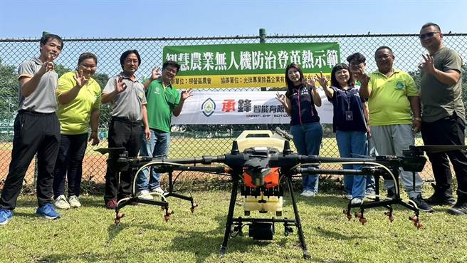 台南本土登革熱疫情雖有下降趨勢，仍須落實孳清，柳營區農會12日與轄下農耕隊合作發表運用無人機噴灑防蚊。（張毓翎攝）