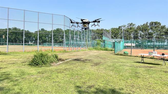 柳營區農會總幹事陳右欣表示，使用無人機進行戶外噴灑不但省力、省時，還能將防治登革熱範圍的幅度擴大。（張毓翎攝）